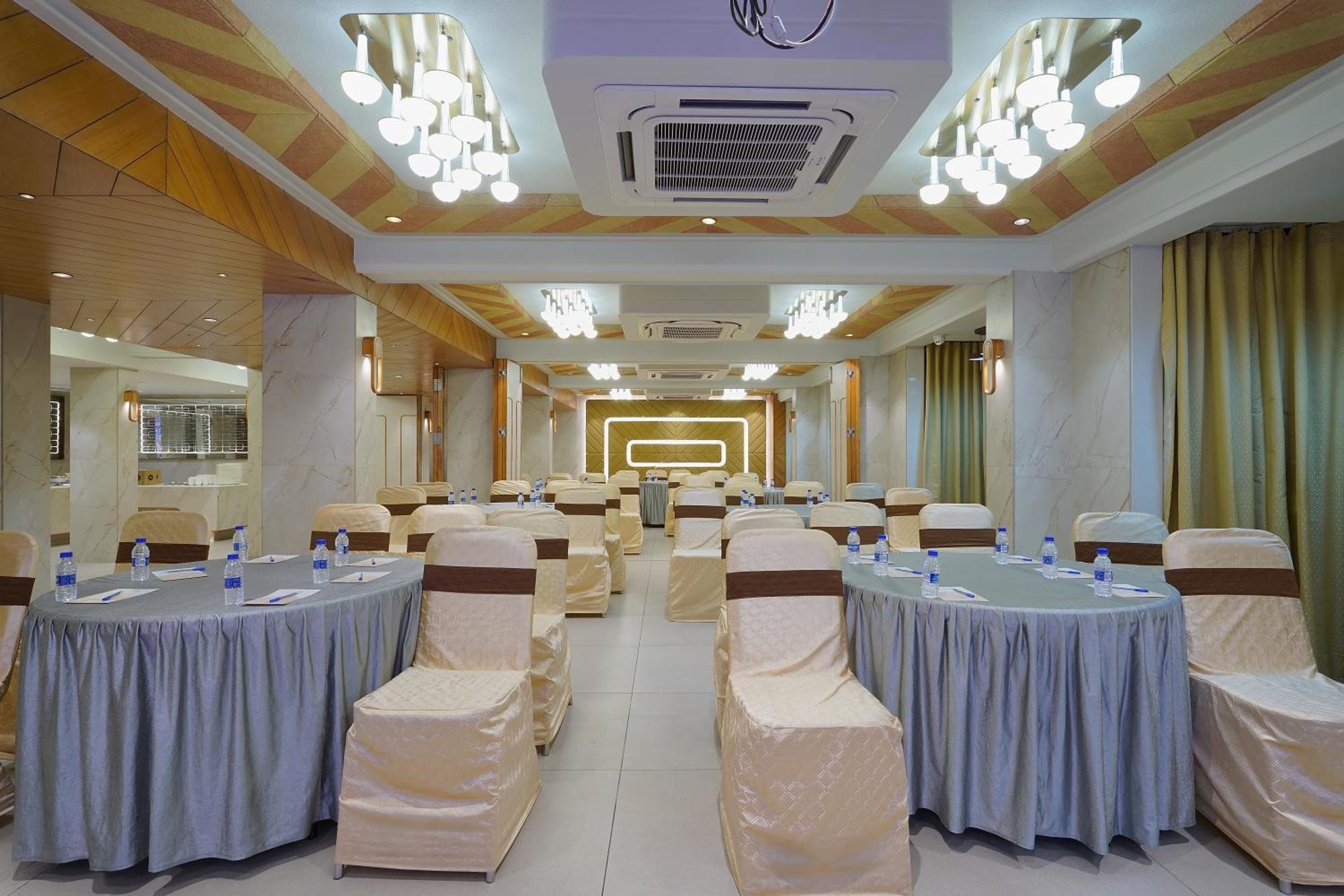 Artilla Inn Ahmedabad Exteriör bild
