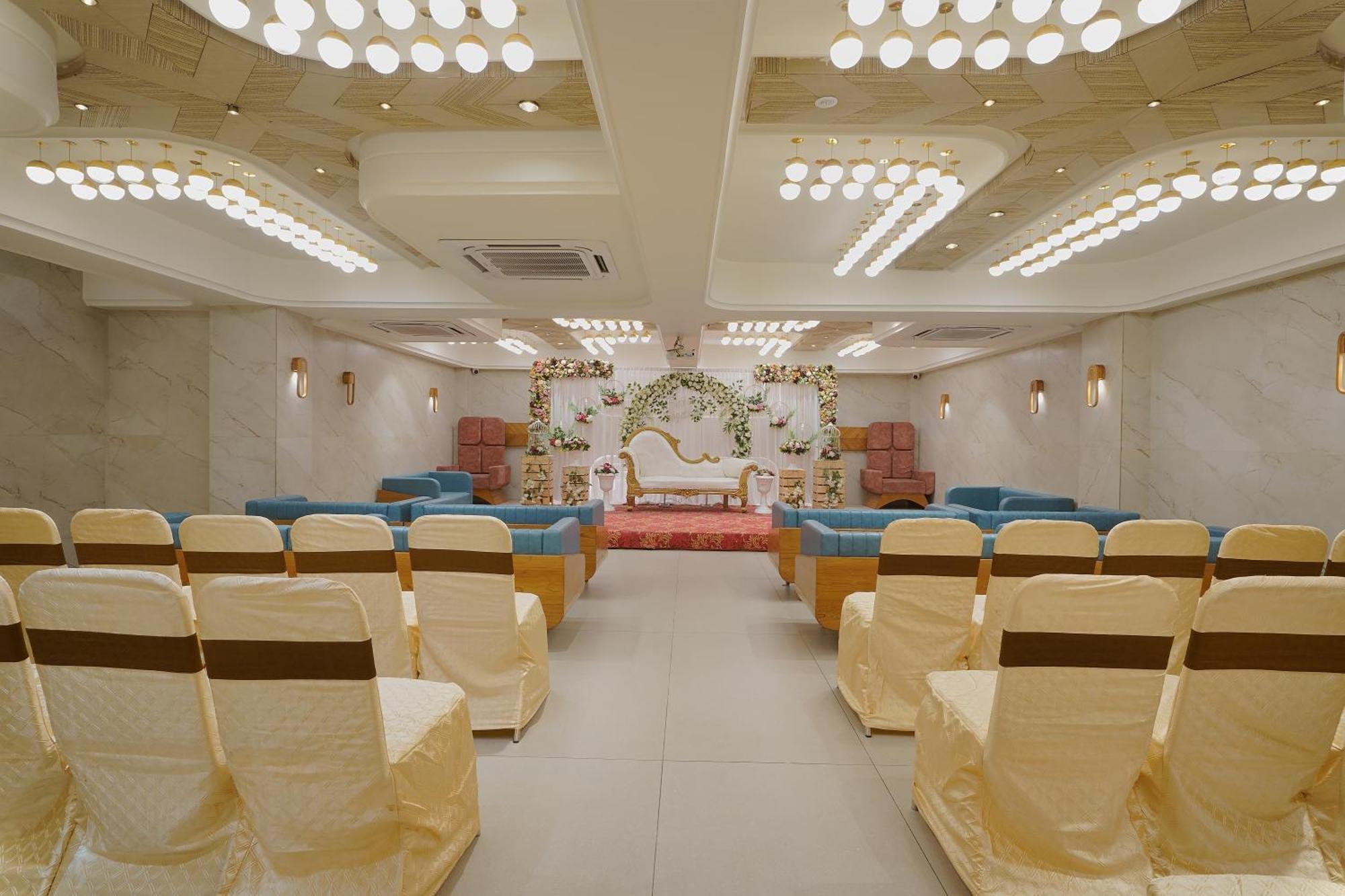 Artilla Inn Ahmedabad Exteriör bild