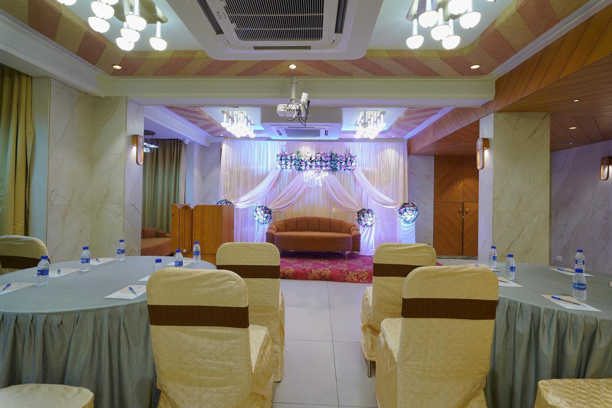 Artilla Inn Ahmedabad Exteriör bild