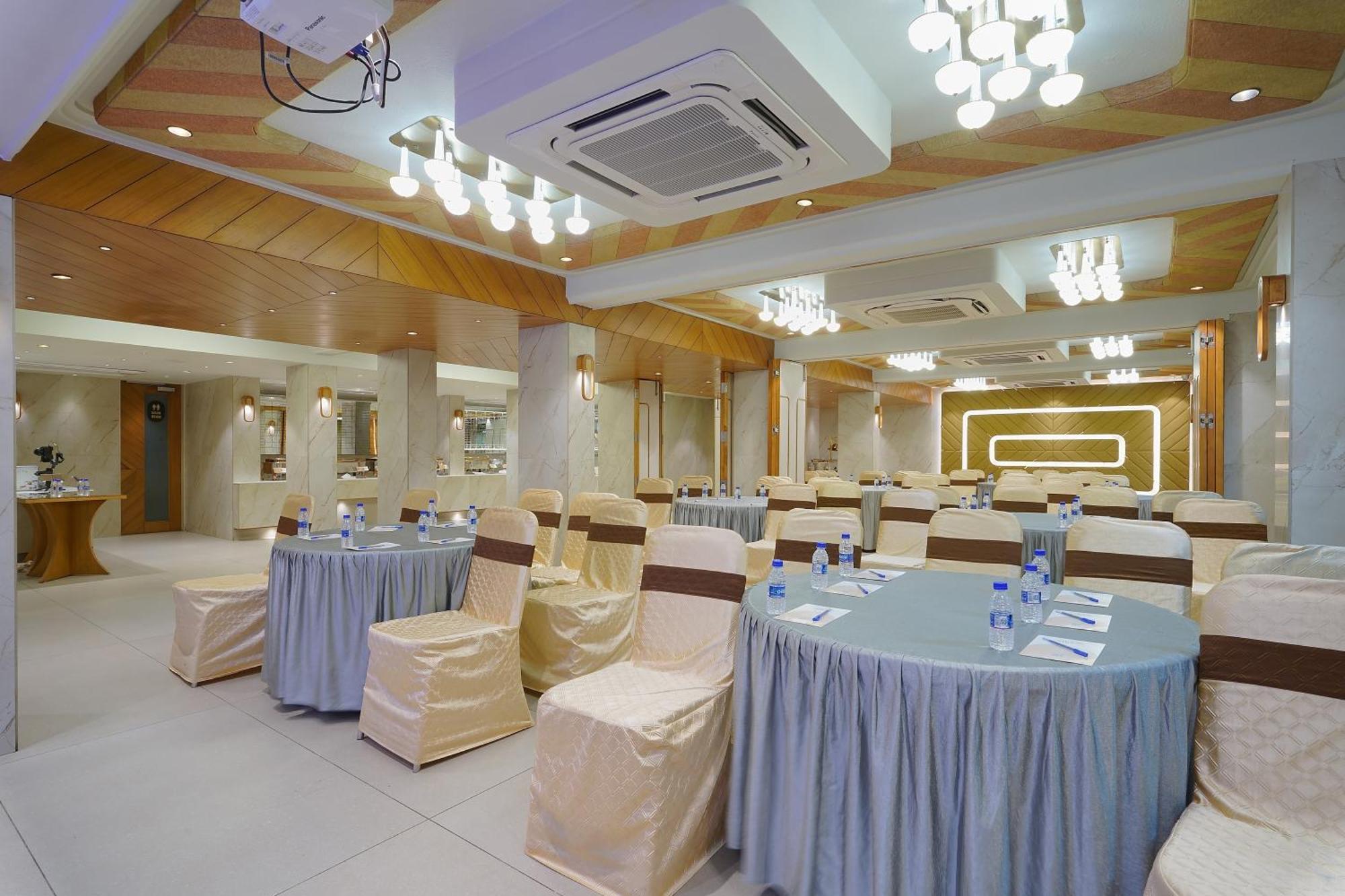 Artilla Inn Ahmedabad Exteriör bild