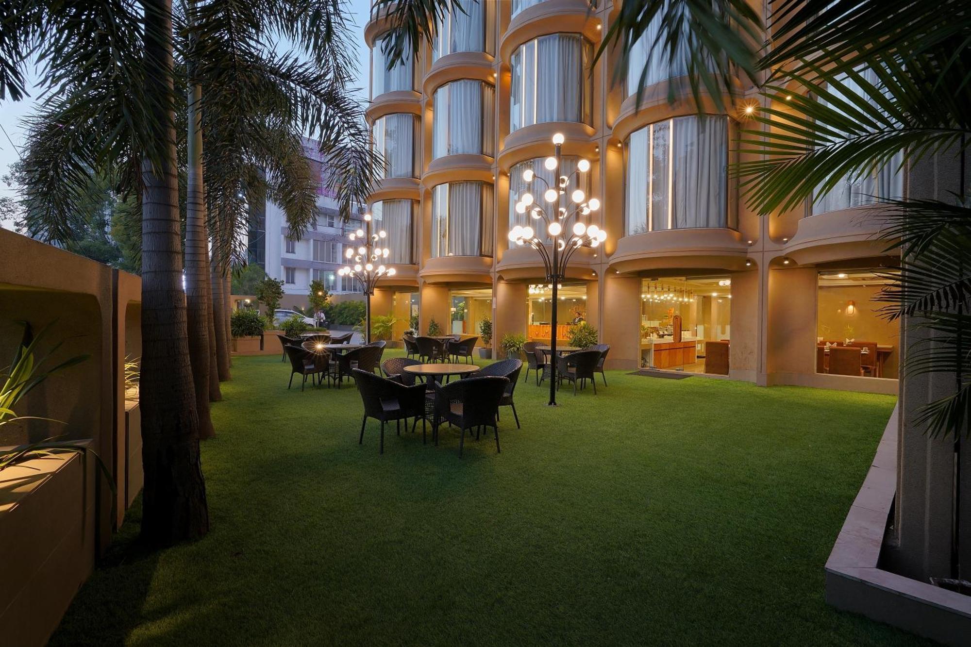 Artilla Inn Ahmedabad Exteriör bild