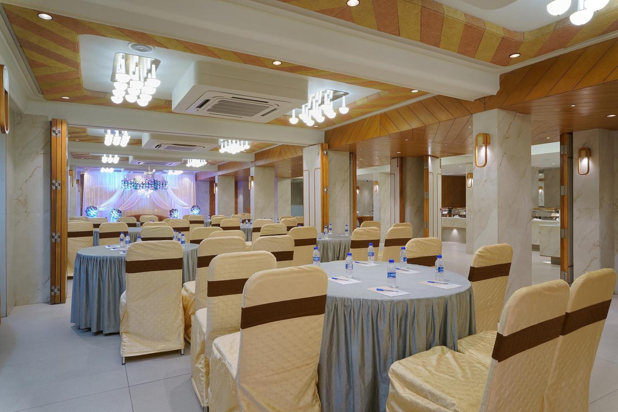 Artilla Inn Ahmedabad Exteriör bild