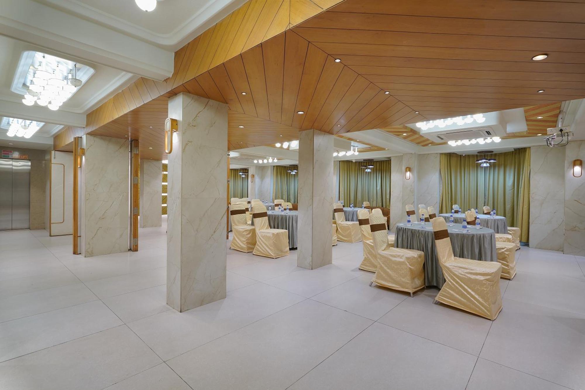 Artilla Inn Ahmedabad Exteriör bild