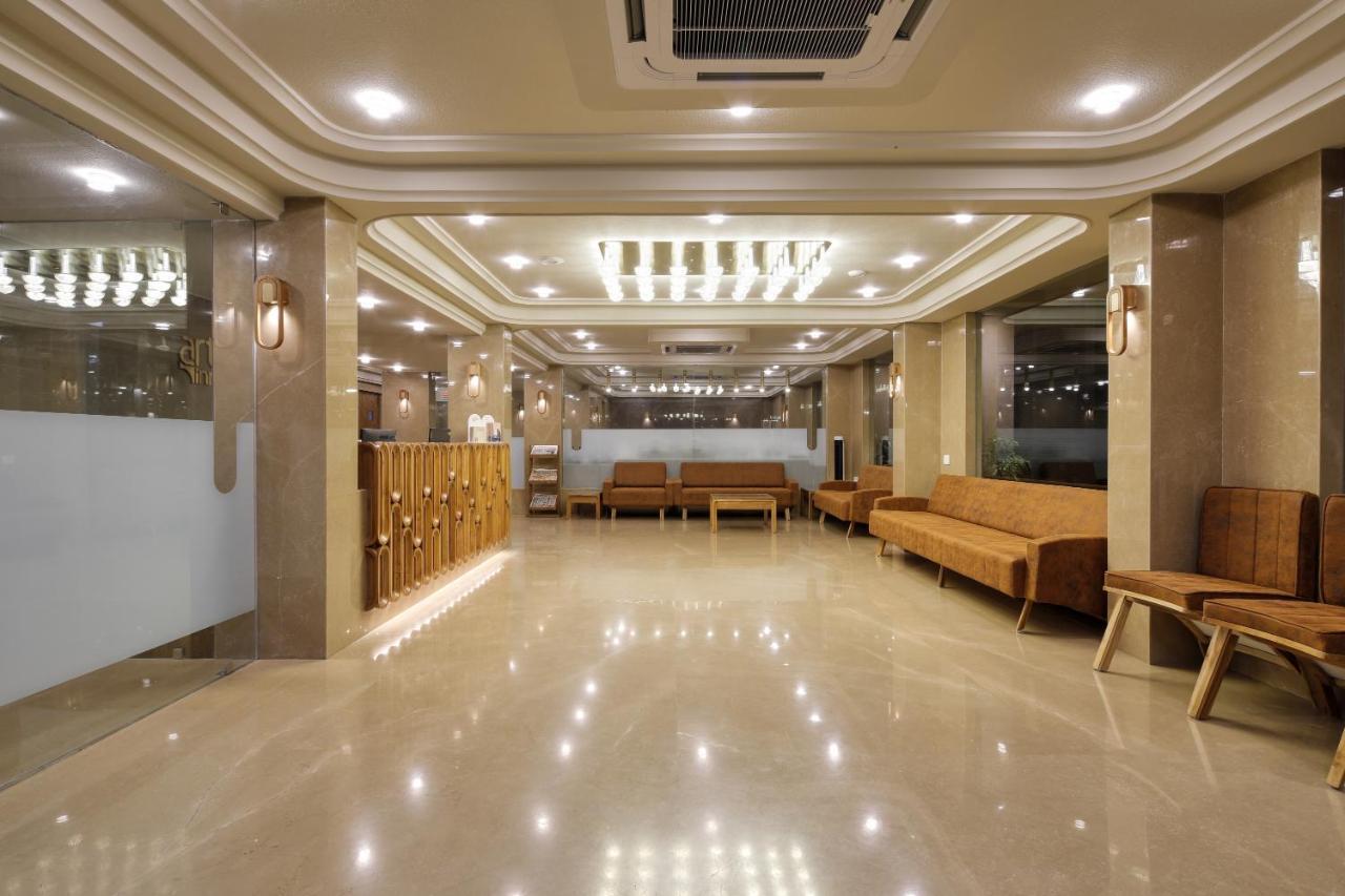 Artilla Inn Ahmedabad Exteriör bild