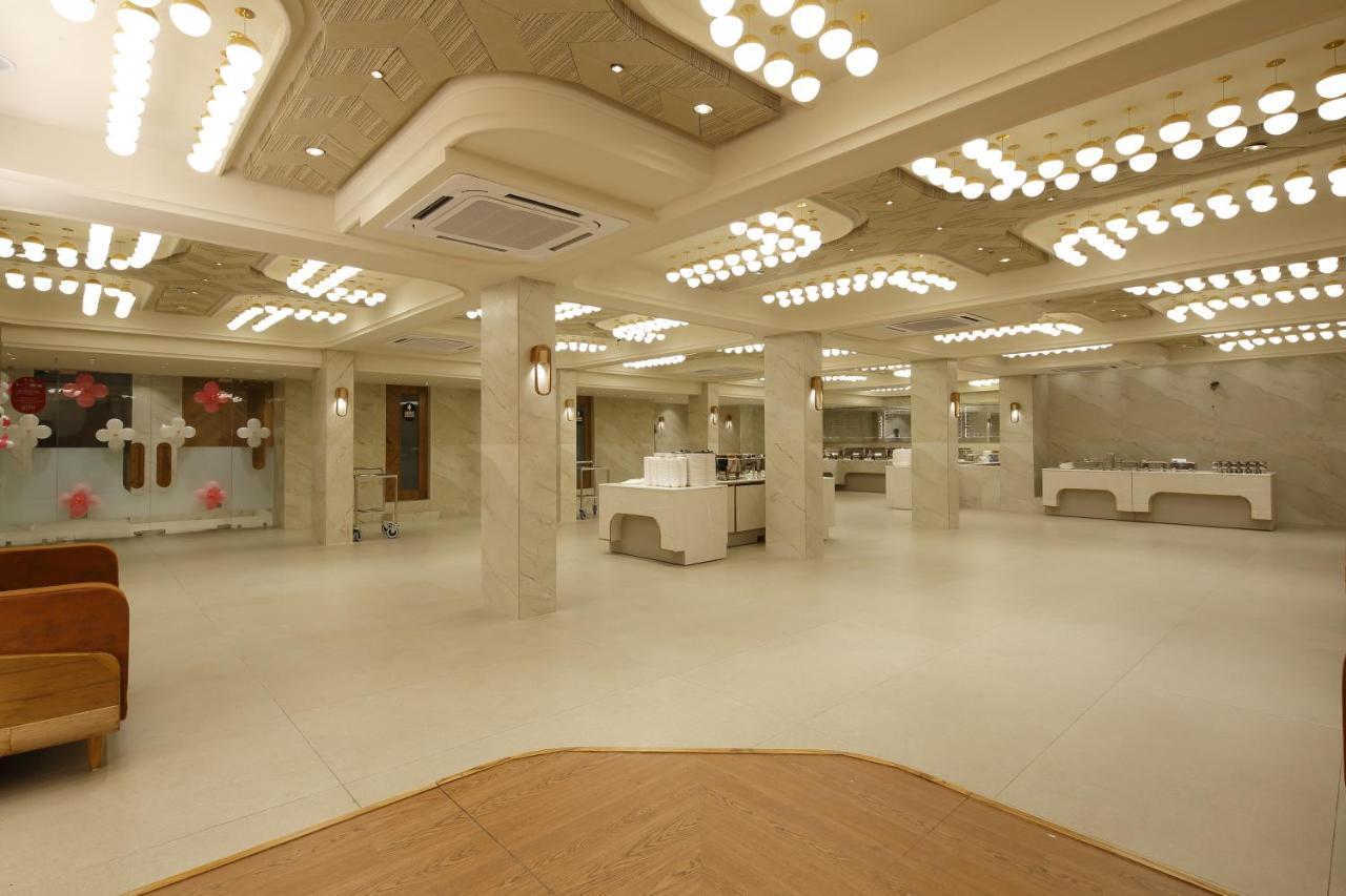 Artilla Inn Ahmedabad Exteriör bild